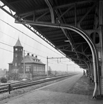 837347 Gezicht op het N.S.-station Weert te Weert, vanaf het perron.